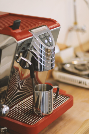 Seeing inside a metal coffeemaker with neutrons